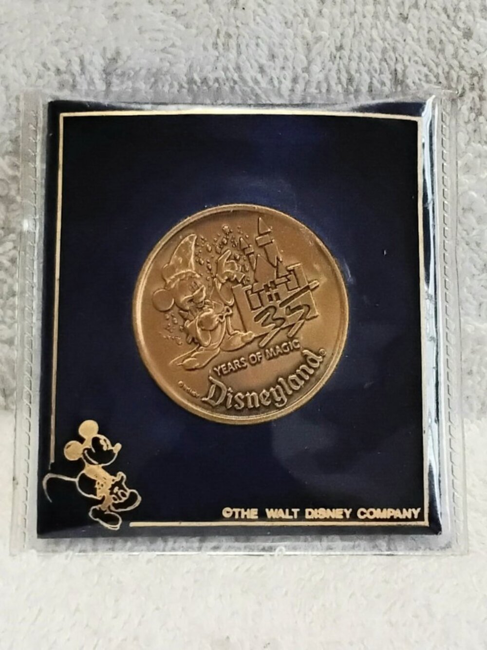 Sealed 1990 35 Years of Magic Bronce Disneyland Medallion Walt Disney Company!!